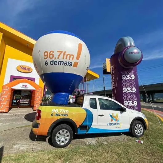 Balão da Hiperativa 96,7 e carro da Hiper em ação na rua