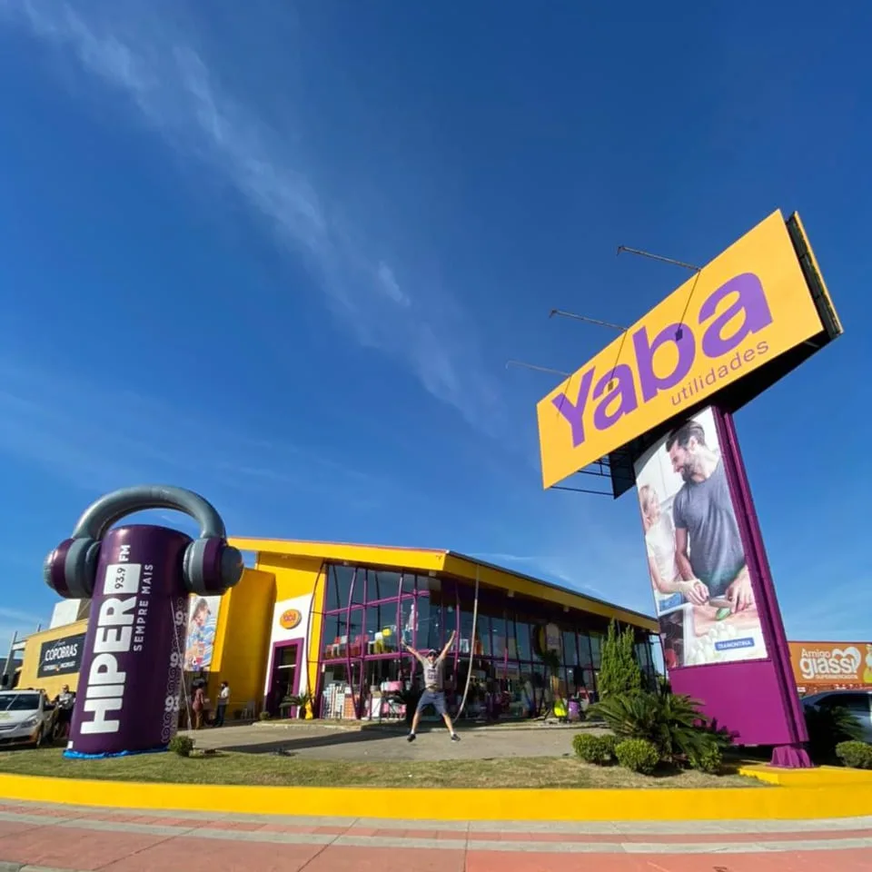 Inflável da Hiper na frente da loja Yaba