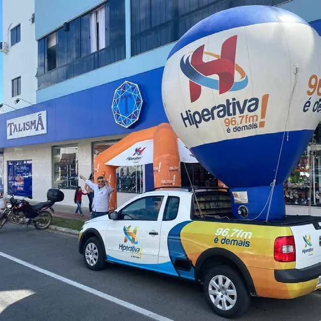 Carro e balão da Hiperativa 96,7 em ação na rua