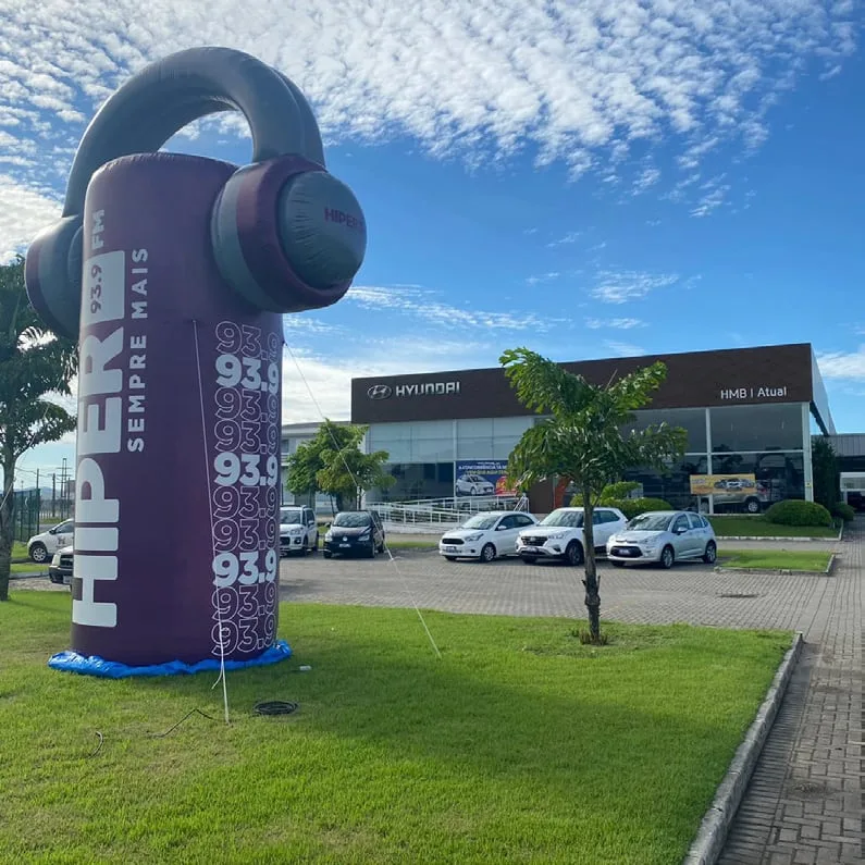 Inflável da Hiper 93.9 em frente a concessionária